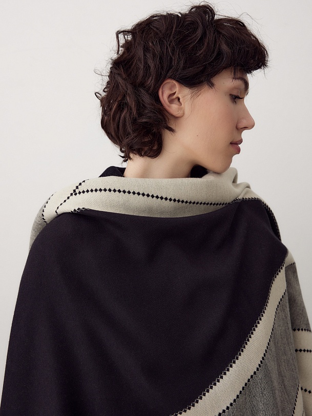 Двухсторонний широкий палантин с геометрическим принтом