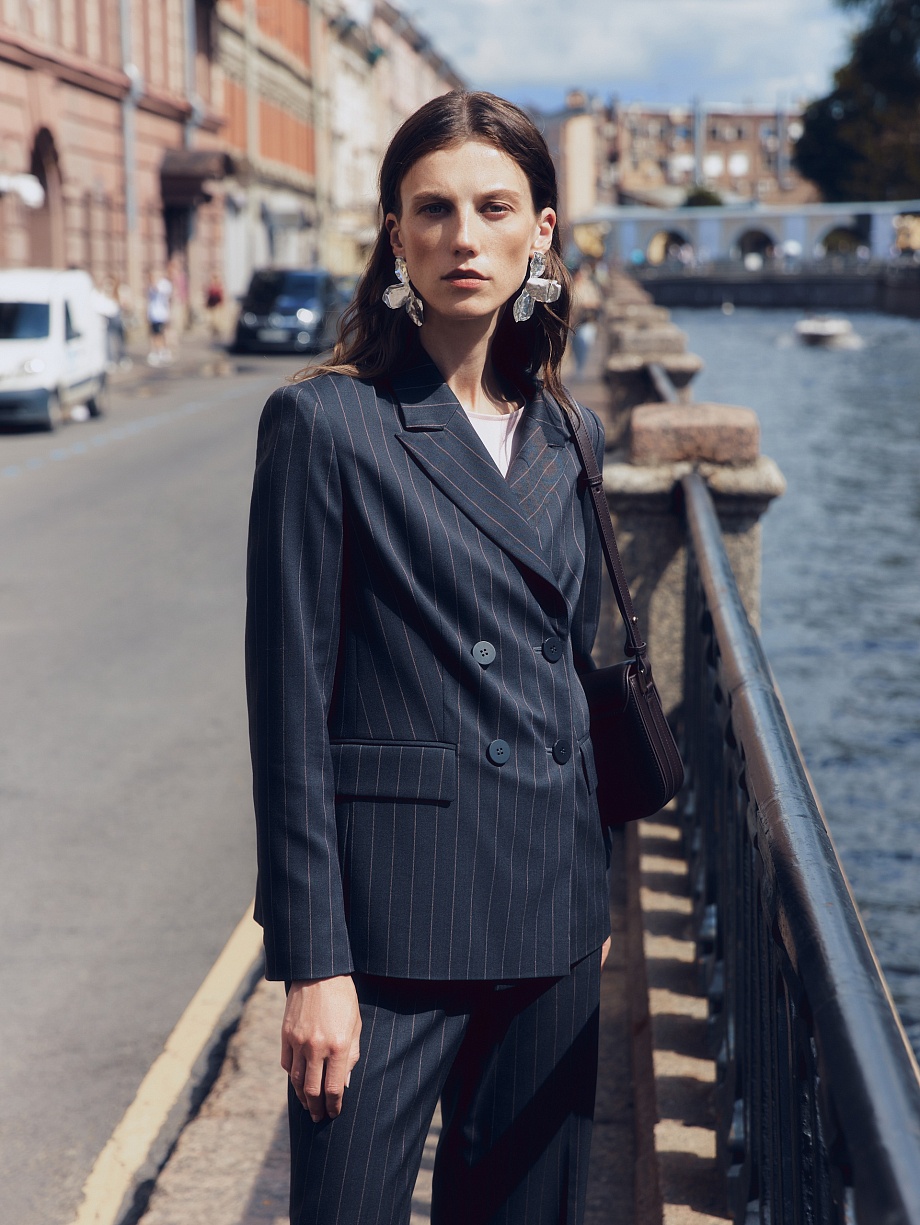 Двубортный прямой жакет в мужском стиле 