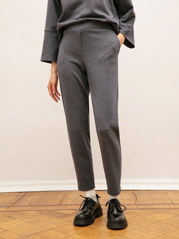 Брюки женские трикотажные зауженного силуэта