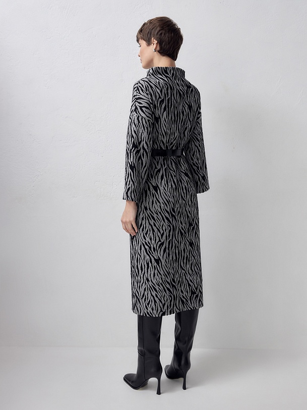 Свободное трикотажное платье в принте "зебра"