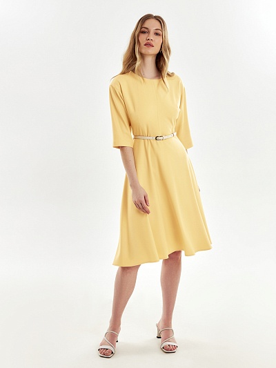 Элегантное платье медово-жёлтого цвета с поясом POMPA
