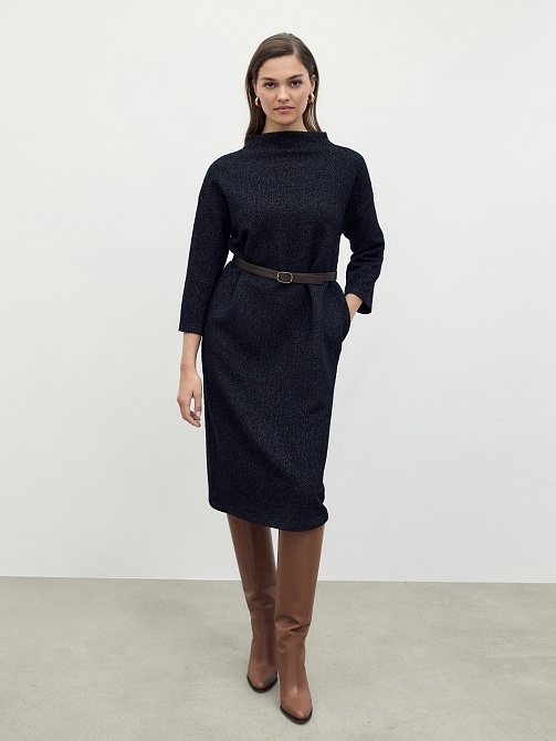 Платье из фактурного трикотажа с воротником-стойка