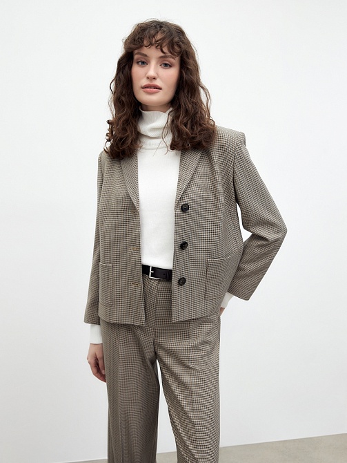 Укороченный жакет с накладными карманами