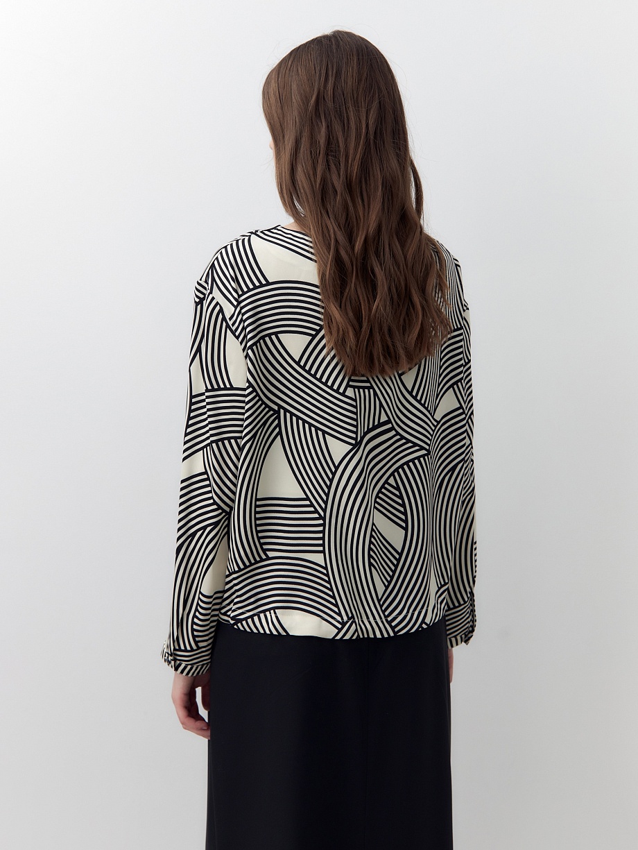 Свободная блуза из атласа с горловиной лодочка