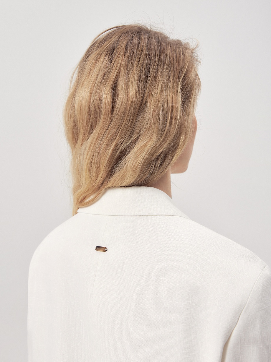 Белый жакет из фактурной хлопковой ткани