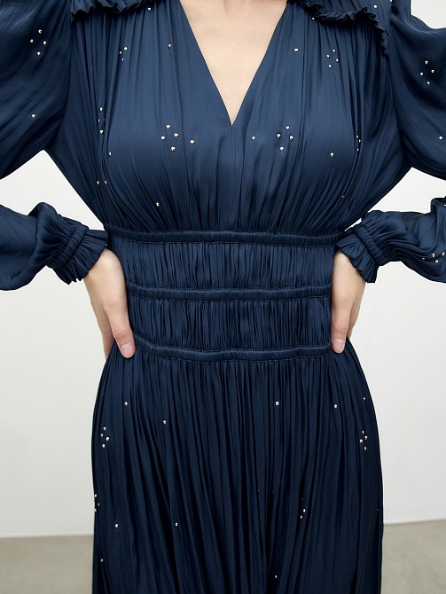 Платье из атласной ткани со стразами