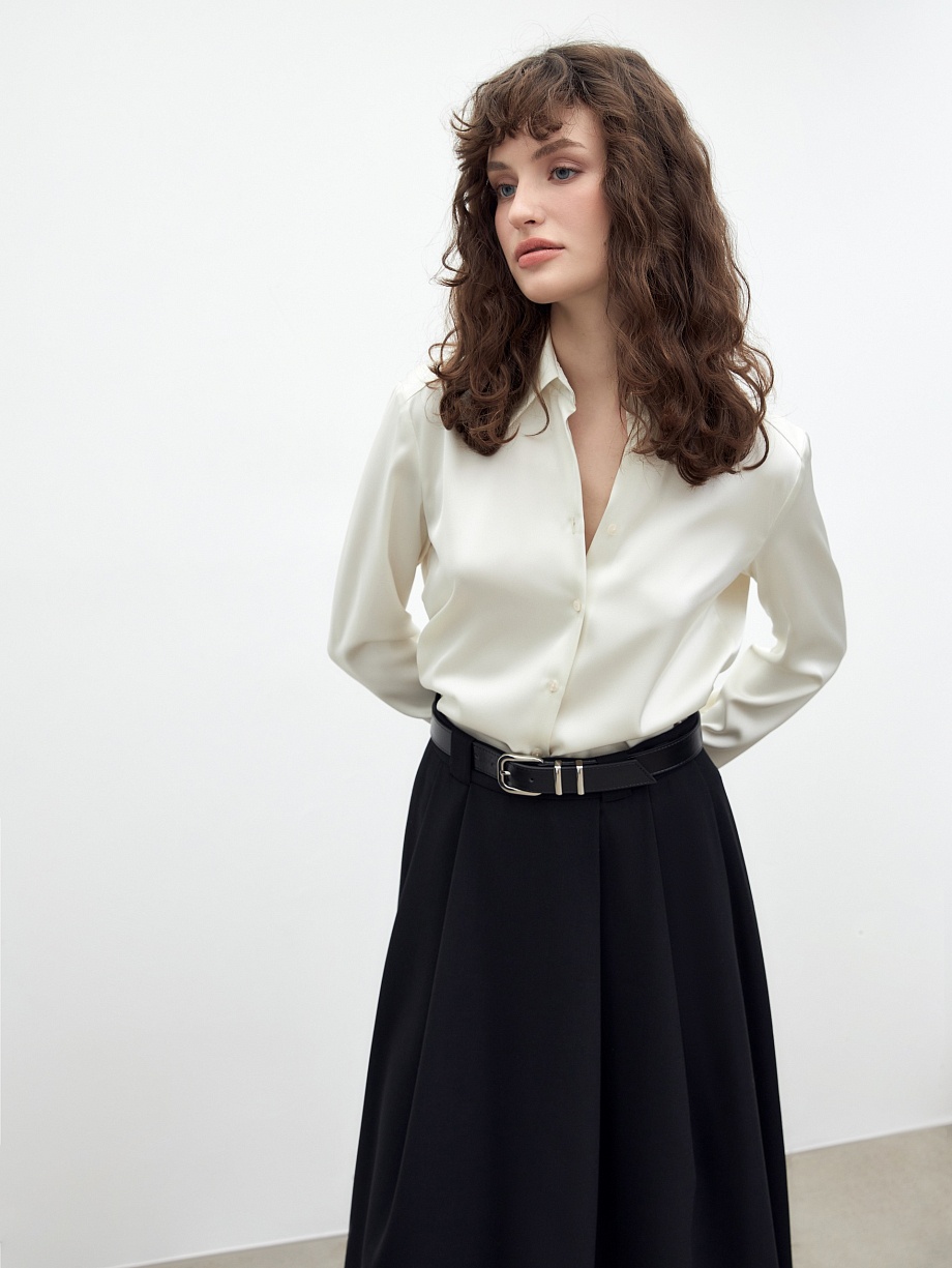 Приталенная блуза из атласной ткани