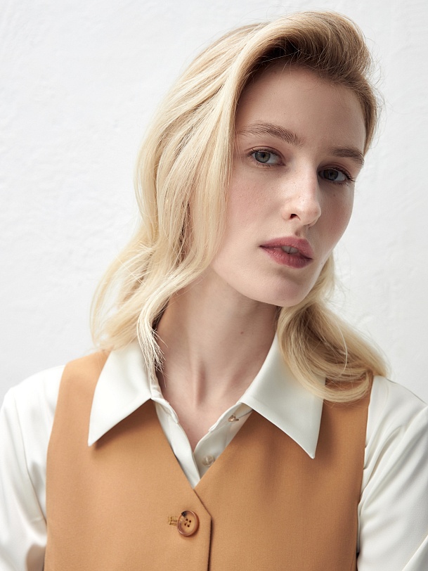 Жилет из костюмной ткани с V-образным вырезом