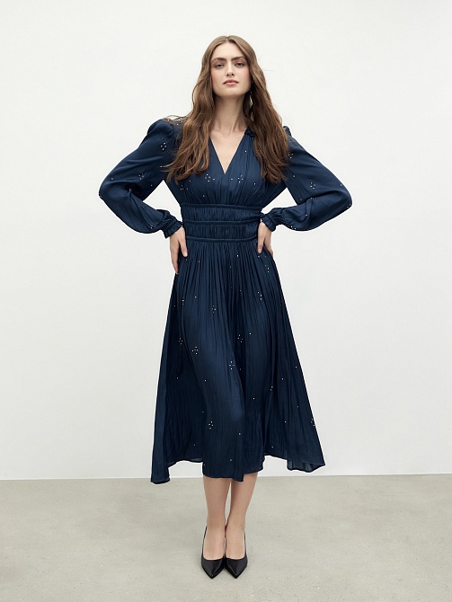 Платье из атласной ткани со стразами