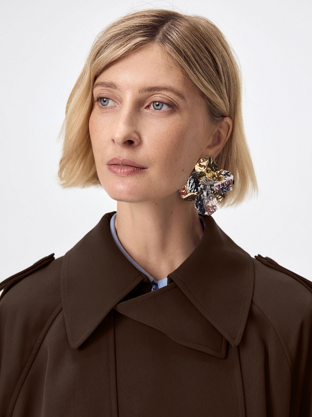 Классический тренч с застёжкой на воротнике