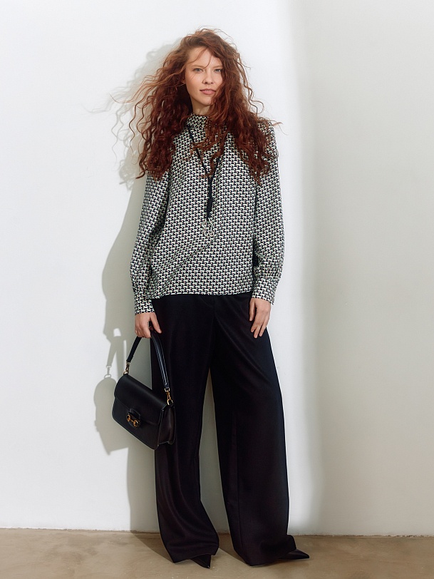 Блуза из тенселя с воротником-стойкой и разрезами по бокам