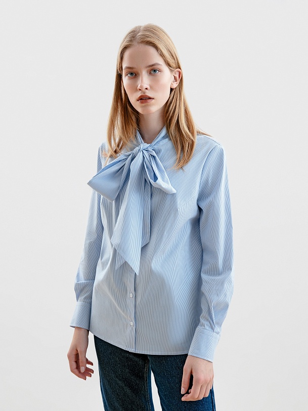 Блузка прямого силуэта с бантом