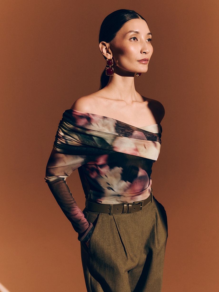 Блуза с открытыми плечами