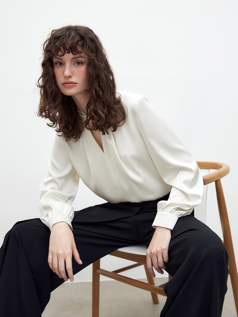 Блуза из атласа в молочном цвете