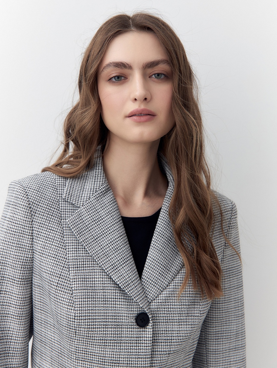 Укороченный приталенный жакет из твида