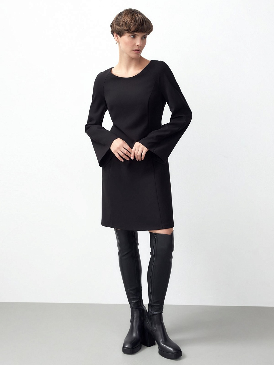 Приталенное платье из костюмной ткани с рукавами клёш