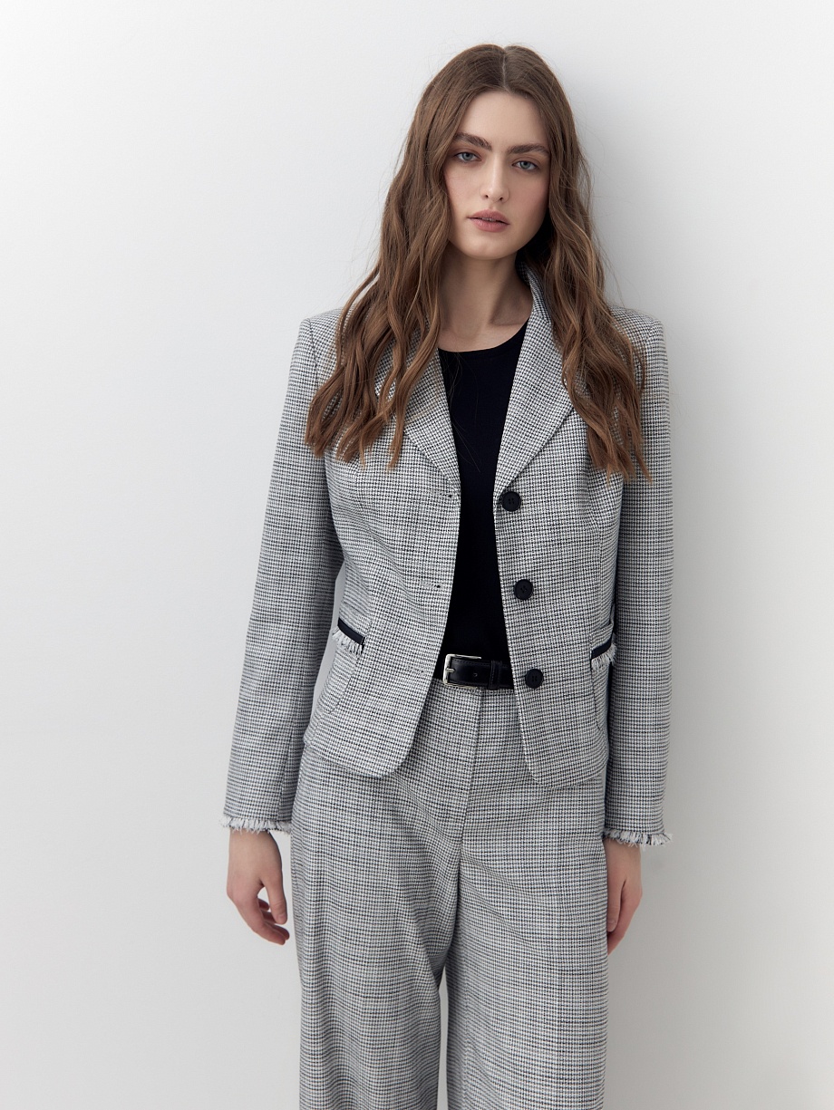 Укороченный приталенный жакет из твида