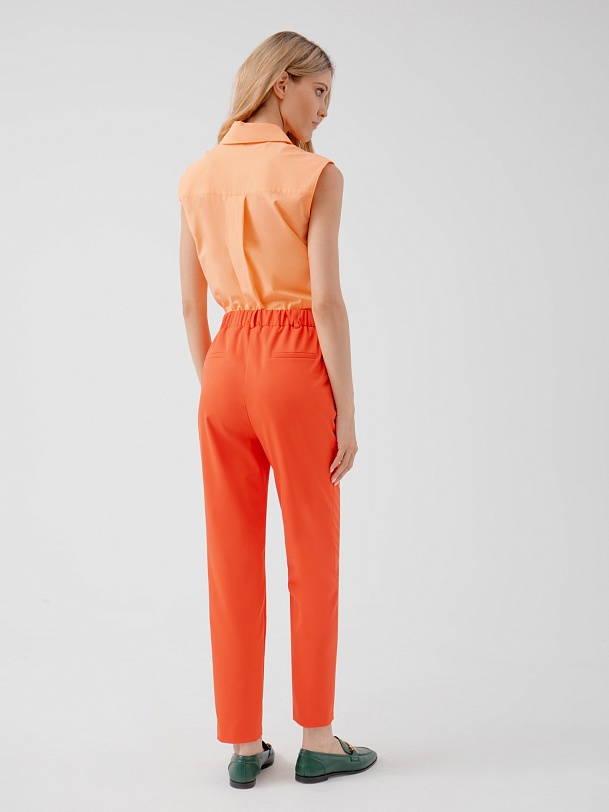 Яркие зауженные брюки из костюмной ткани