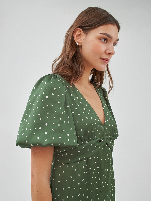 Платье в горошек с рукавами-буфами