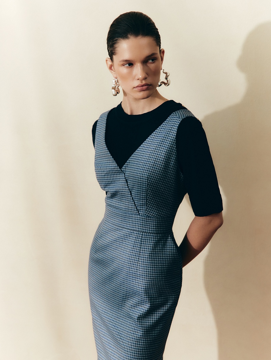 Приталенный сарафан на широких лямках с имитацией запаха