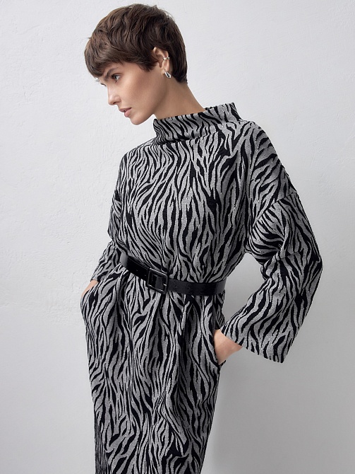 Свободное трикотажное платье в принте "зебра"