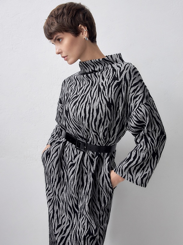 Свободное трикотажное платье в принте "зебра"