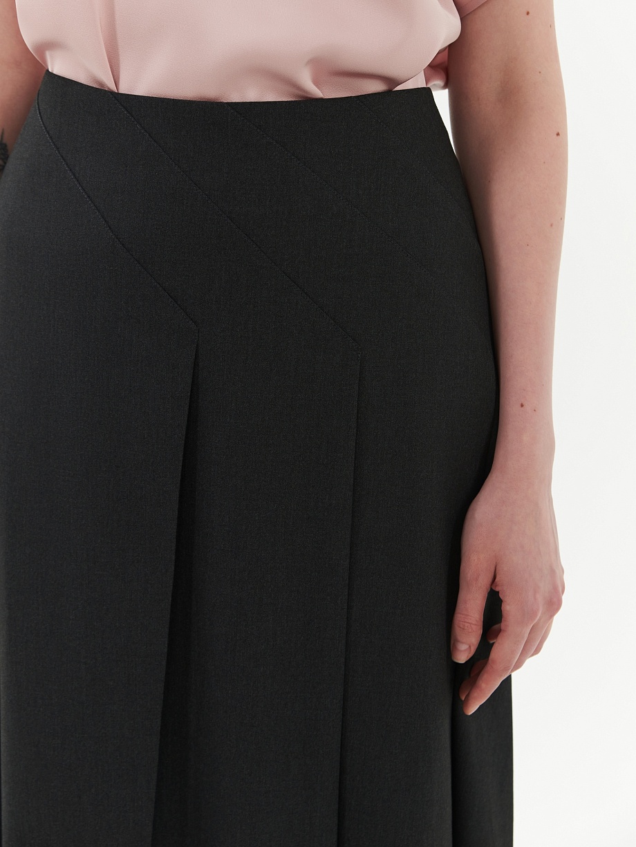 Расклешенная юбка с разрезами и складками асимметричного кроя