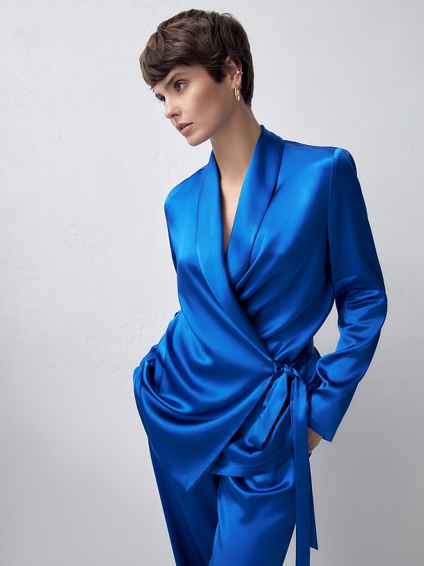 Двубортный прямой жакет из вискозного атласа на завязках