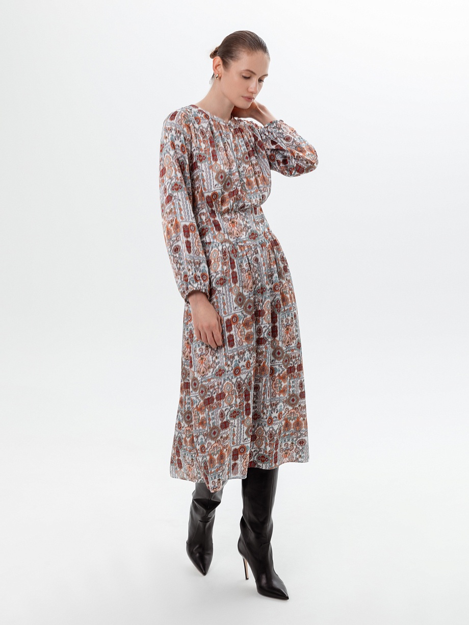 Свободное приталенное платье с восточным принтом