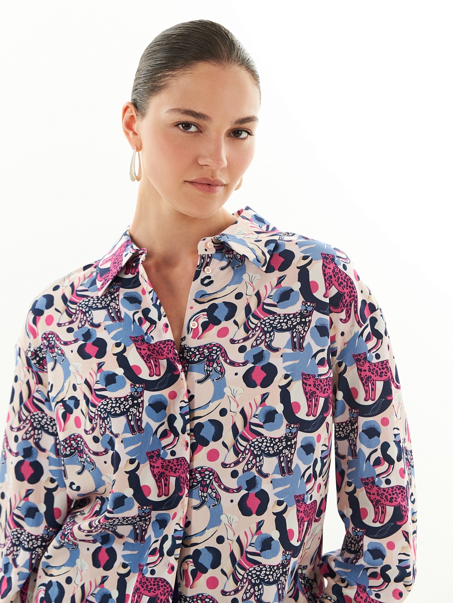 Свободная блуза на пуговицах из вискозы в анималистичном принте