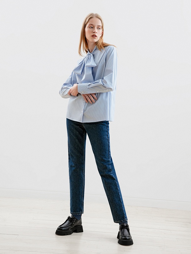 Блузка прямого силуэта с бантом