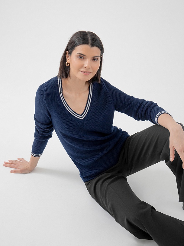 Классический джемпер с V-образным вырезом