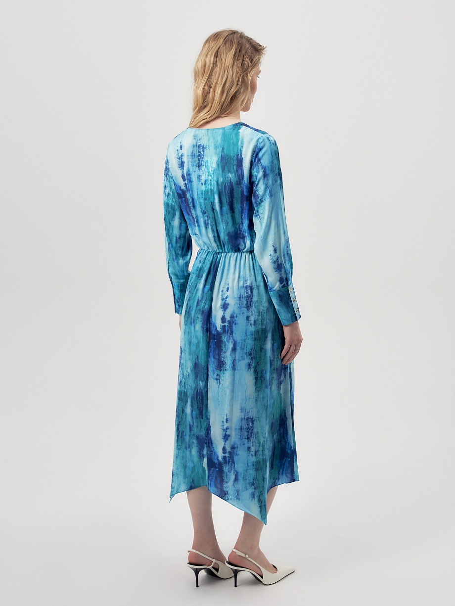 Приталенное платье с V-образным вырезом