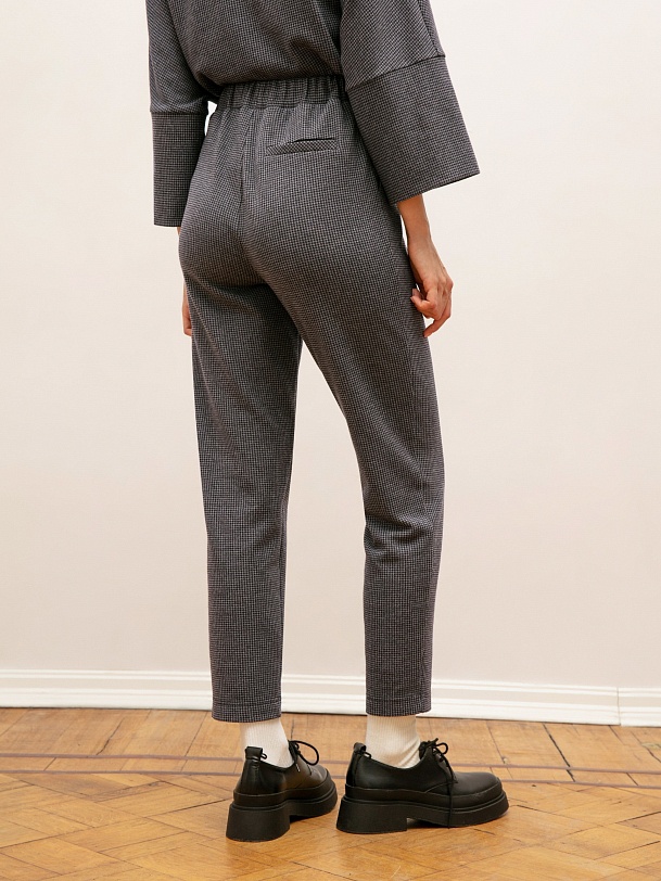 Брюки женские трикотажные зауженного силуэта