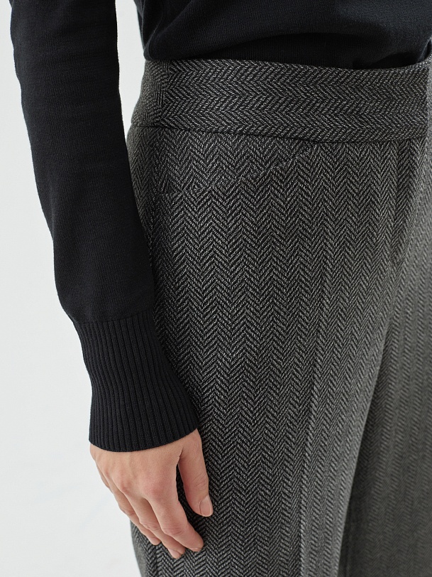 Классические прямые брюки со стрелками из костюмной ткани с принтом "елочка"