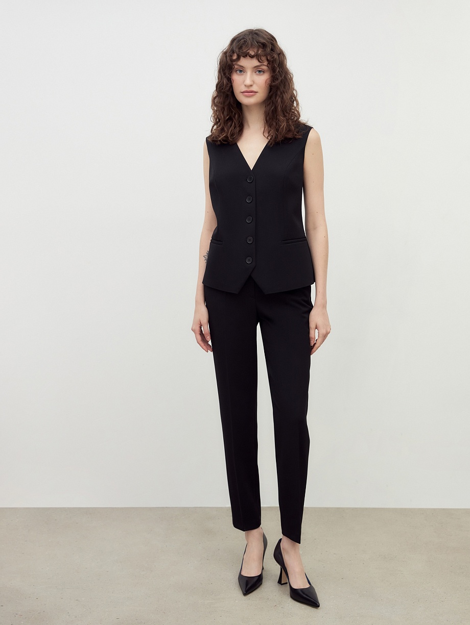 Жилет полуприлегающего силуэта из костюмной ткани