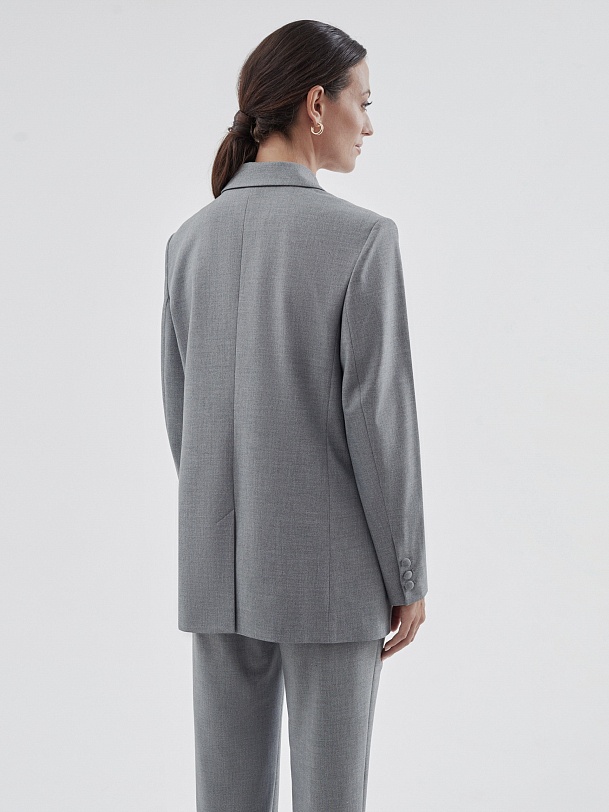 Приталенный двубортный жакет из костюмной ткани