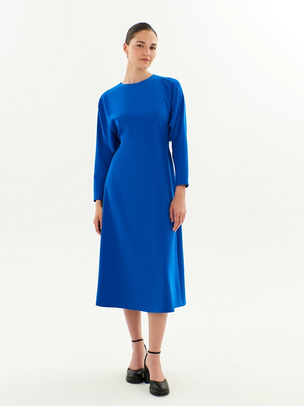 Приталенное платье из  ярко-синей костюмной ткани