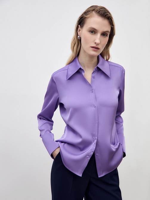Приталенная блузка из сиреневой атласной ткани
