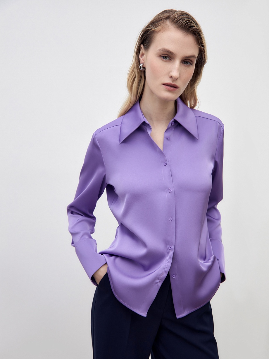 Приталенная блузка из сиреневой атласной ткани