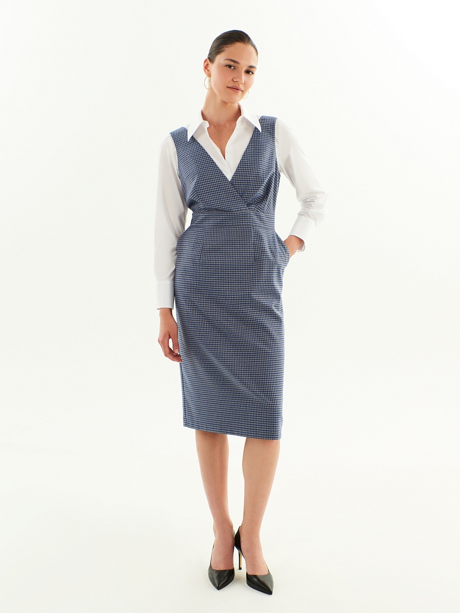 Приталенный сарафан на широких лямках с имитацией запаха