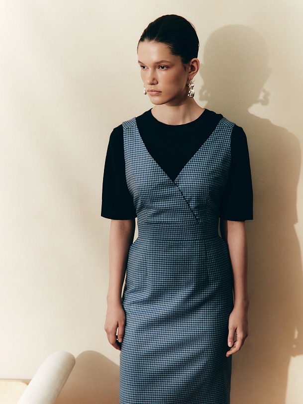 Приталенный сарафан на широких лямках с имитацией запаха