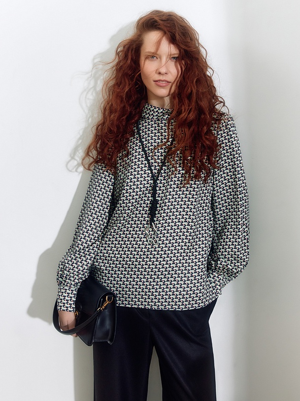 Блуза из тенселя с воротником-стойкой и разрезами по бокам