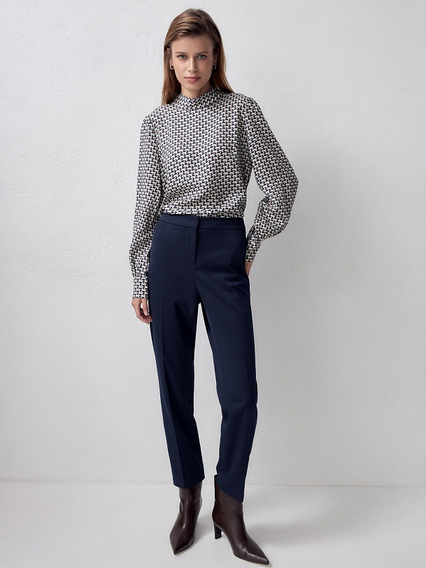 Блуза из тенселя с воротником-стойкой и разрезами по бокам