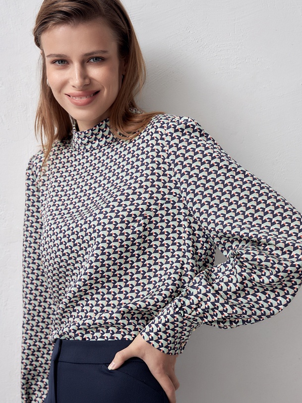 Блуза из тенселя с воротником-стойкой и разрезами по бокам