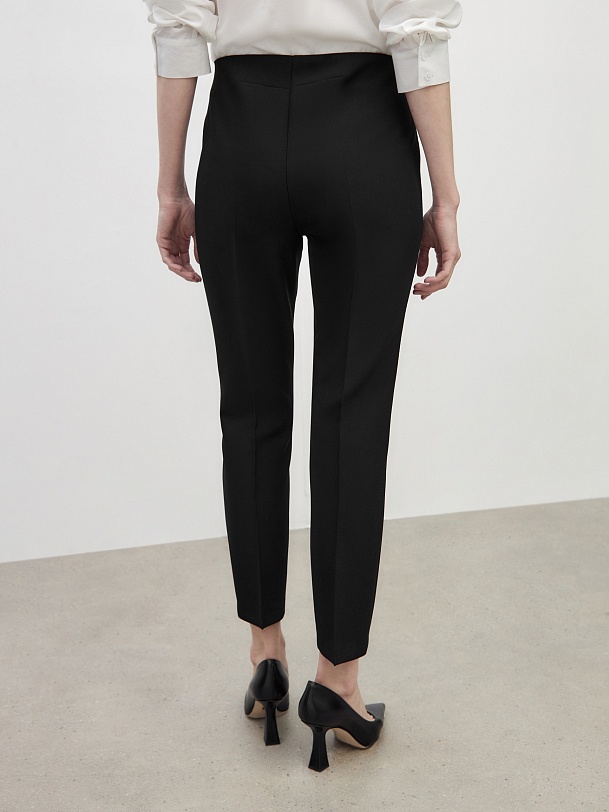 Зауженные брюки со стрелками из костюмной ткани 