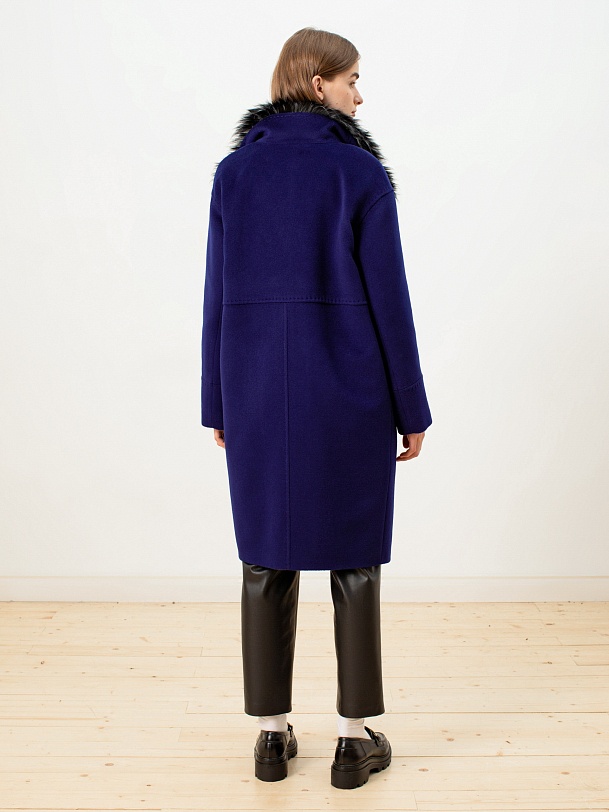 Зимнее пальто из шерсти с мембраной и меховым воротником