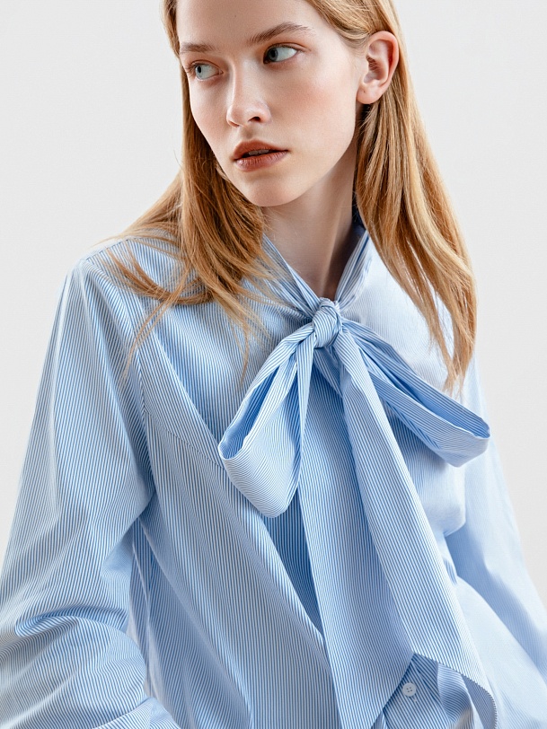 Блузка прямого силуэта с бантом