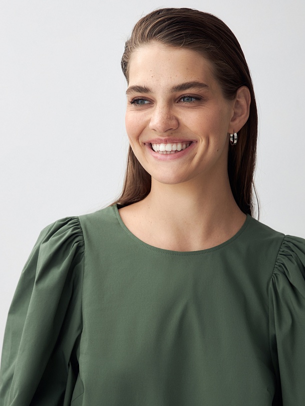 Свободное платье с объёмными рукавами