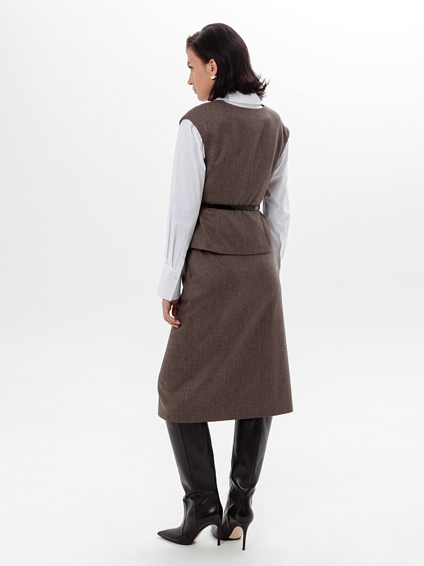 Жилет прилегающего силуэта со спущенной линией плеча